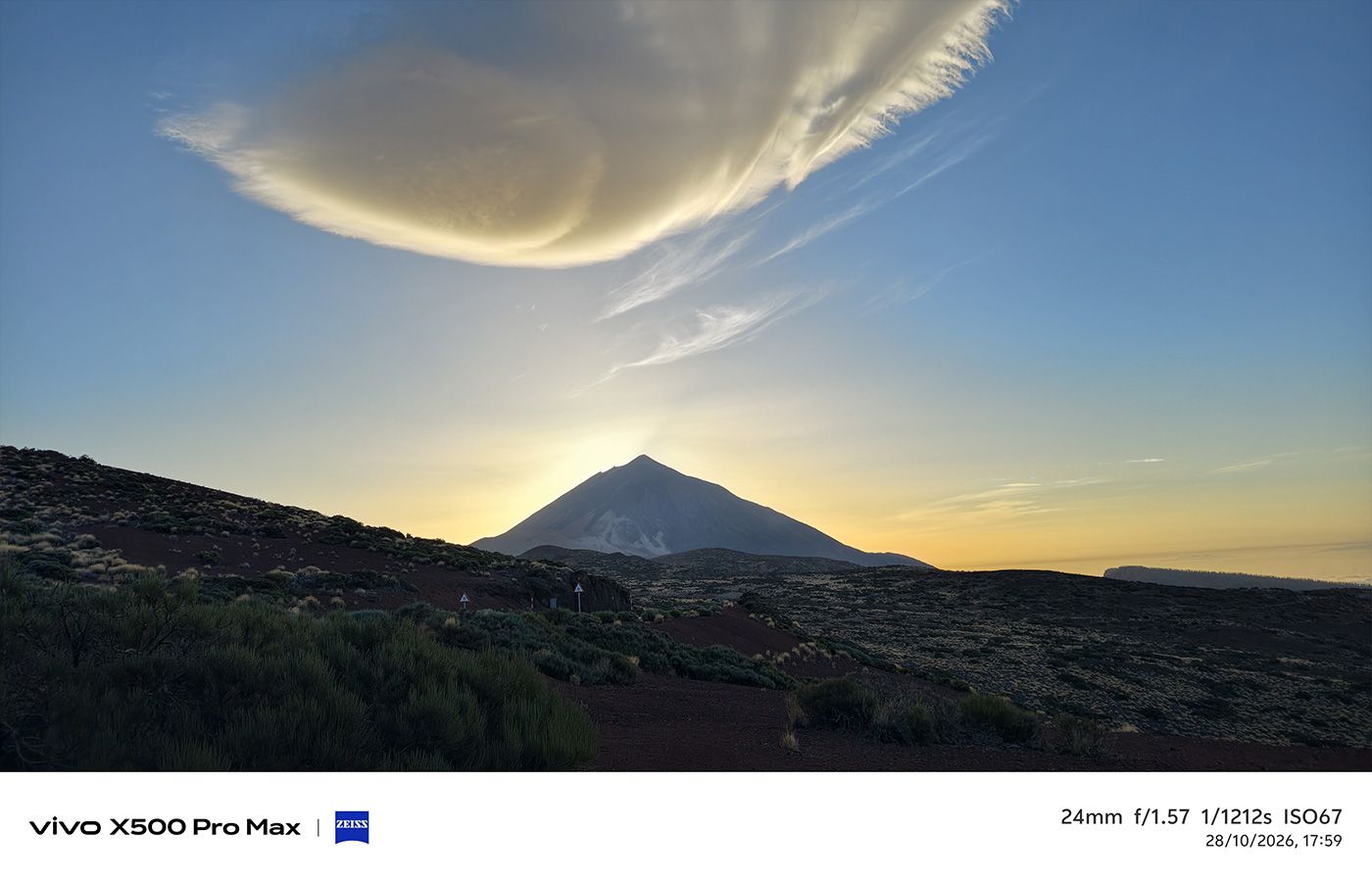 Paisaje del pico del Teide al atardecer bajo una nube lenticular, tomado con el vivo-X500.