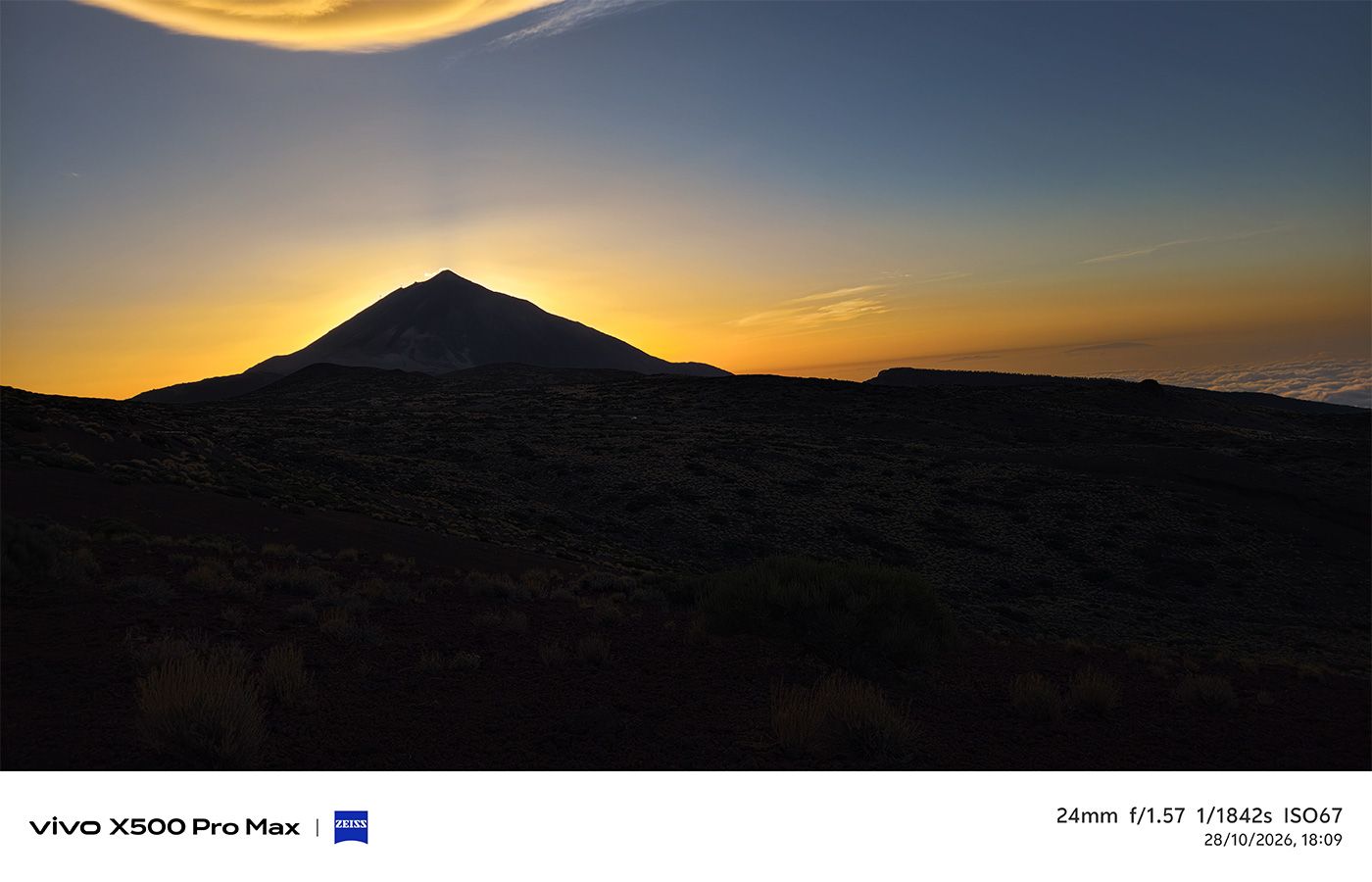 Fotografía del Teide al atardecer con el sol ocultándose tras la cima, capturada con un smartphone vivo-X500.