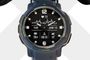 Reloj híbrido Garmin Instinct Crossover con manecillas físicas sobre una pantalla digital que muestra datos de frecuencia cardíaca y batería.