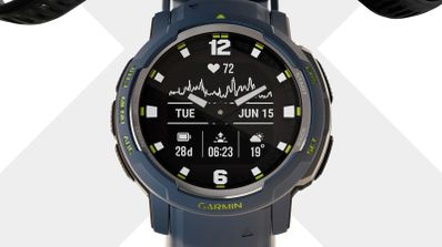 Reloj híbrido Garmin Instinct Crossover con manecillas físicas sobre una pantalla digital que muestra datos de frecuencia cardíaca y batería.