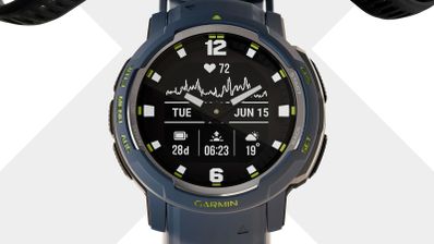 Reloj híbrido Garmin Instinct Crossover con manecillas físicas sobre una pantalla digital que muestra datos de frecuencia cardíaca y batería.