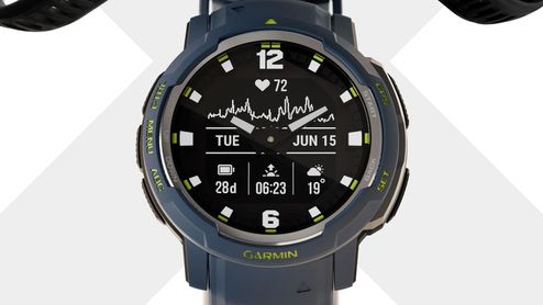 Reloj híbrido Garmin Instinct Crossover con manecillas físicas sobre una pantalla digital que muestra datos de frecuencia cardíaca y batería.