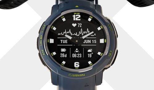 Reloj híbrido Garmin Instinct Crossover con manecillas físicas sobre una pantalla digital que muestra datos de frecuencia cardíaca y batería.