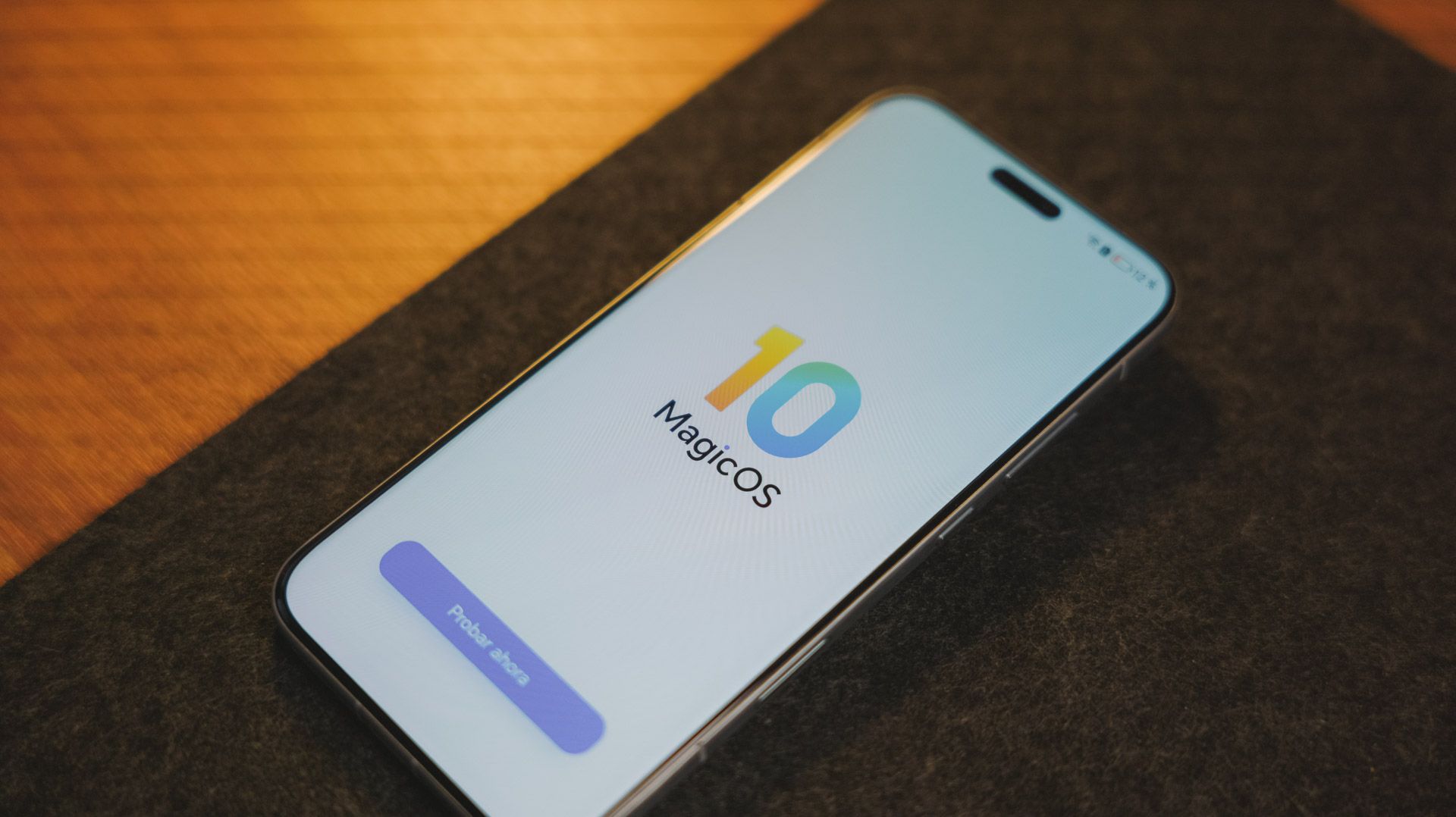 Pantalla frontal del smartphone Honor Magic8 Pro con el logotipo de MagicOS 10 y un botón de inicio de configuración sobre una superficie oscura.