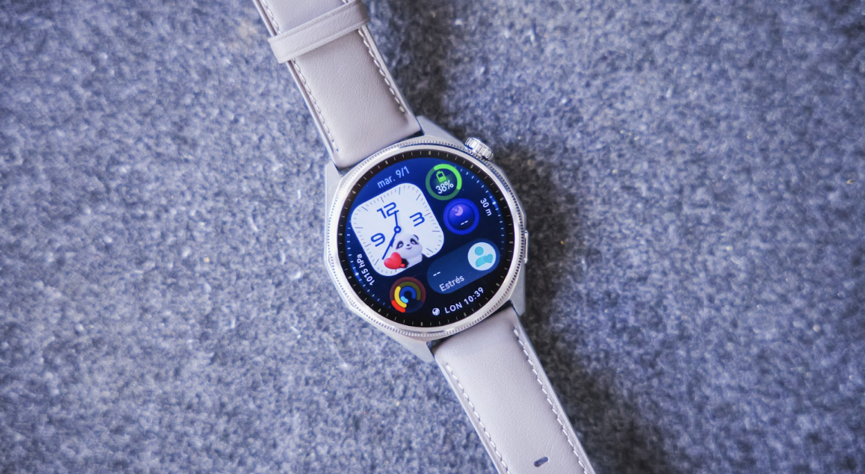 Plano cenital del Huawei Watch GT7 con esfera personalizada de widgets sobre una superficie rugosa gris.