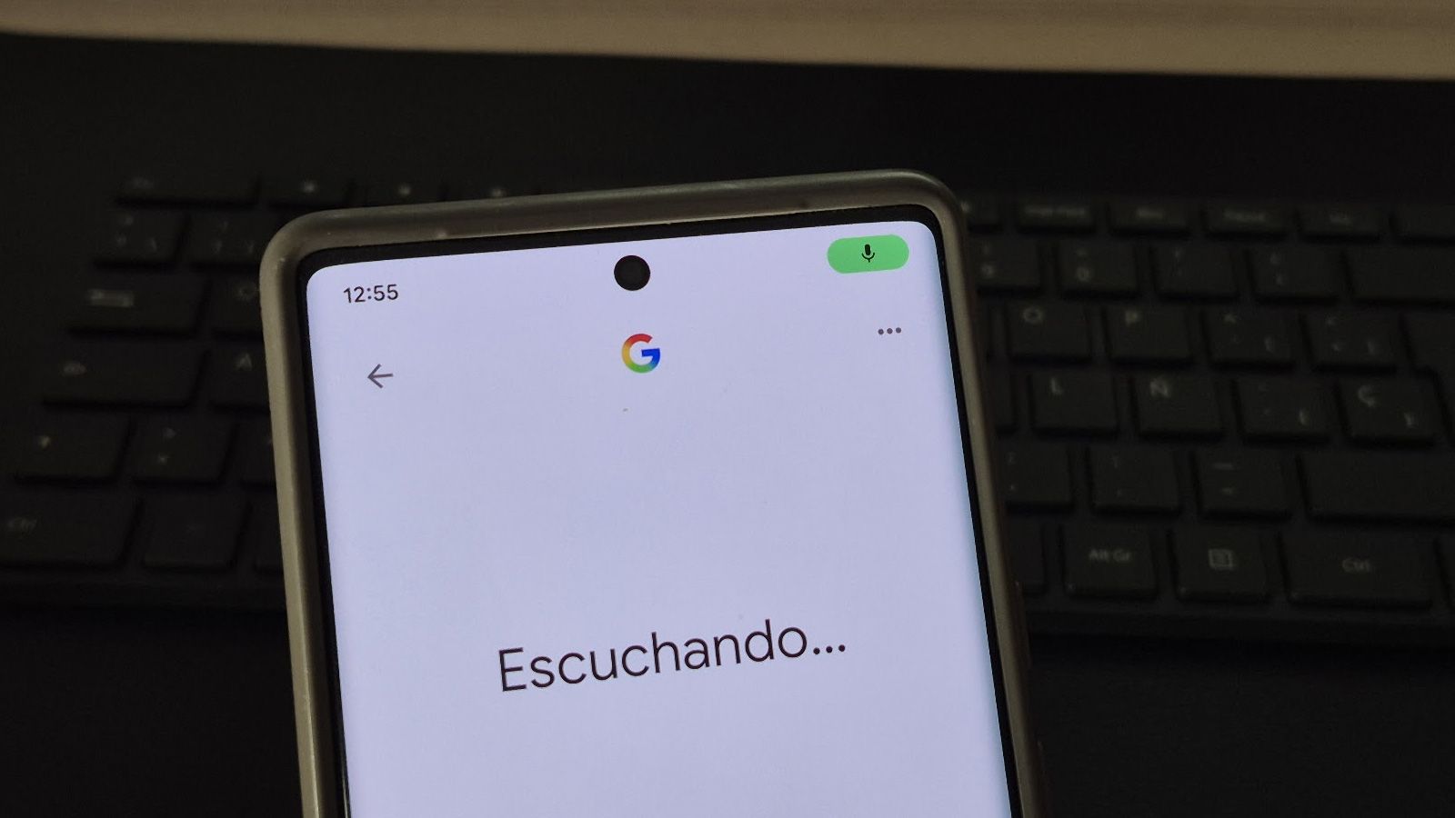 Pantalla de un teléfono móvil con el texto Escuchando y el icono de un micrófono verde activo en la barra superior.