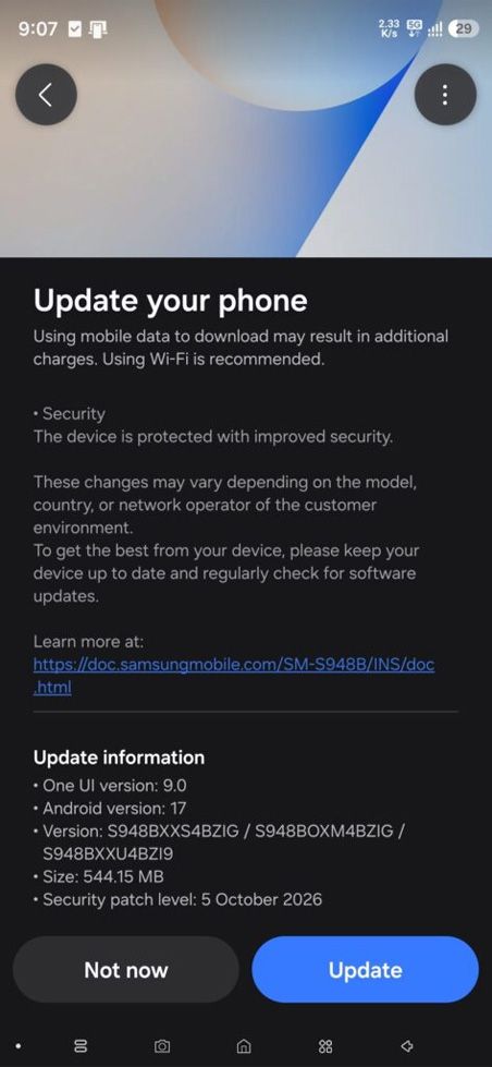 Interfaz de actualización de software en un dispositivo Samsung que muestra el parche de seguridad de octubre de 2026.