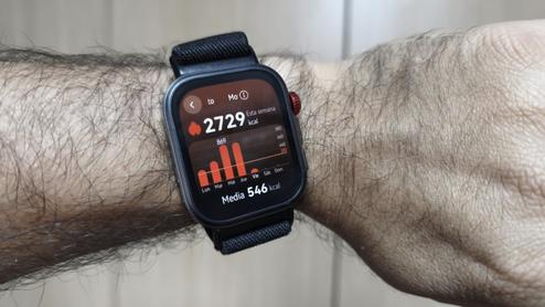 Smartwatch en la muñeca mostrando un gráfico de barras de calorías quemadas durante la semana.