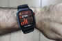 Smartwatch en la muñeca mostrando un gráfico de barras de calorías quemadas durante la semana.