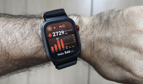 Smartwatch en la muñeca mostrando un gráfico de barras de calorías quemadas durante la semana.