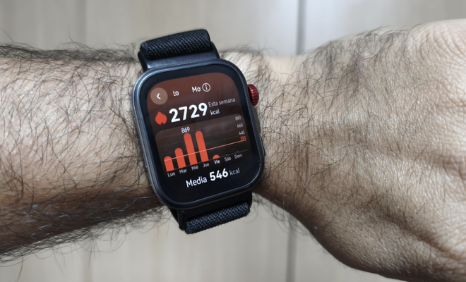Smartwatch en la muñeca mostrando un gráfico de barras de calorías quemadas durante la semana.