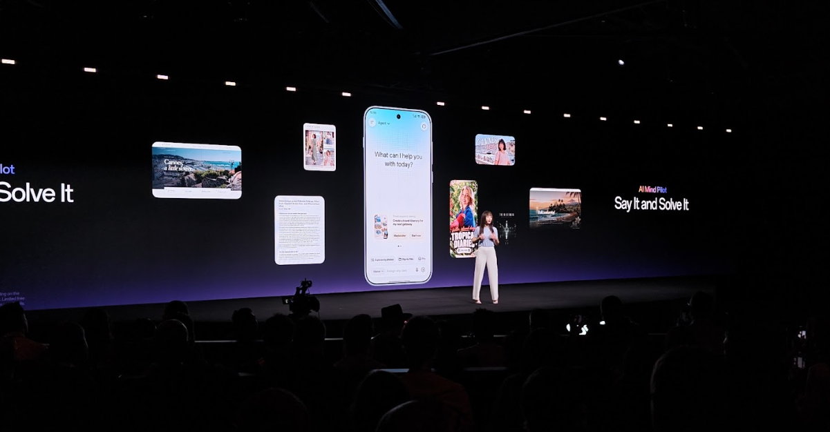Ponente en el escenario frente a una pantalla con el lema Say it and Solve it durante la presentación de OPPO Find X10 Series.