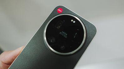 Primer plano del módulo de cámara circular en la parte trasera del Leica Leitz Phone con el logotipo rojo de la marca.