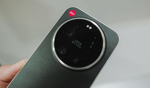 Primer plano del módulo de cámara circular en la parte trasera del Leica Leitz Phone con el logotipo rojo de la marca.