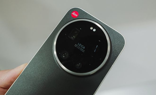 Primer plano del módulo de cámara circular en la parte trasera del Leica Leitz Phone con el logotipo rojo de la marca.