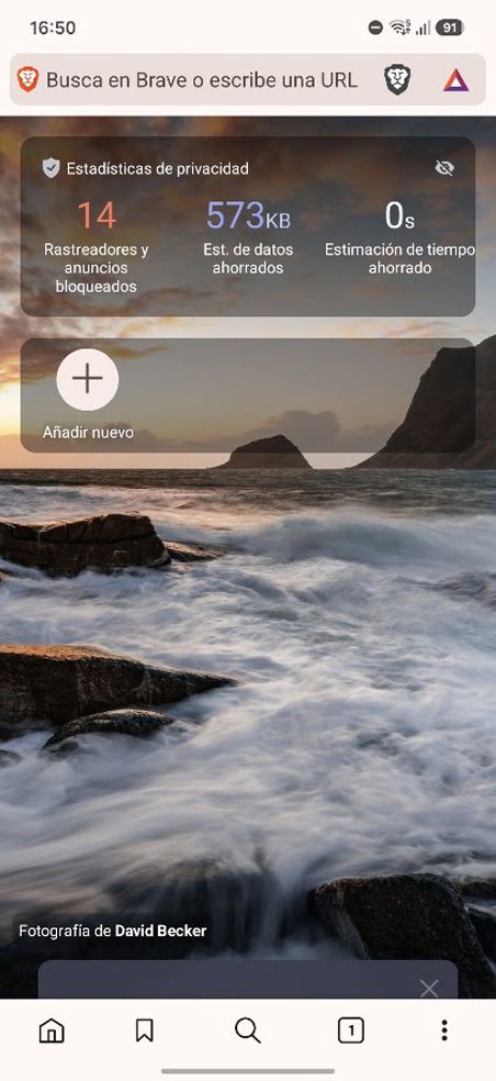 Interfaz de inicio del navegador Brave en un smartphone con estadísticas de privacidad y fondo de paisaje costero.