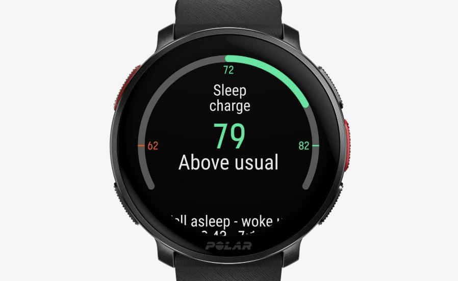 Esfera de un reloj Polar mostrando la métrica Sleep charge de la función Nightly Recharge con un valor de 79 y el mensaje Above usual.