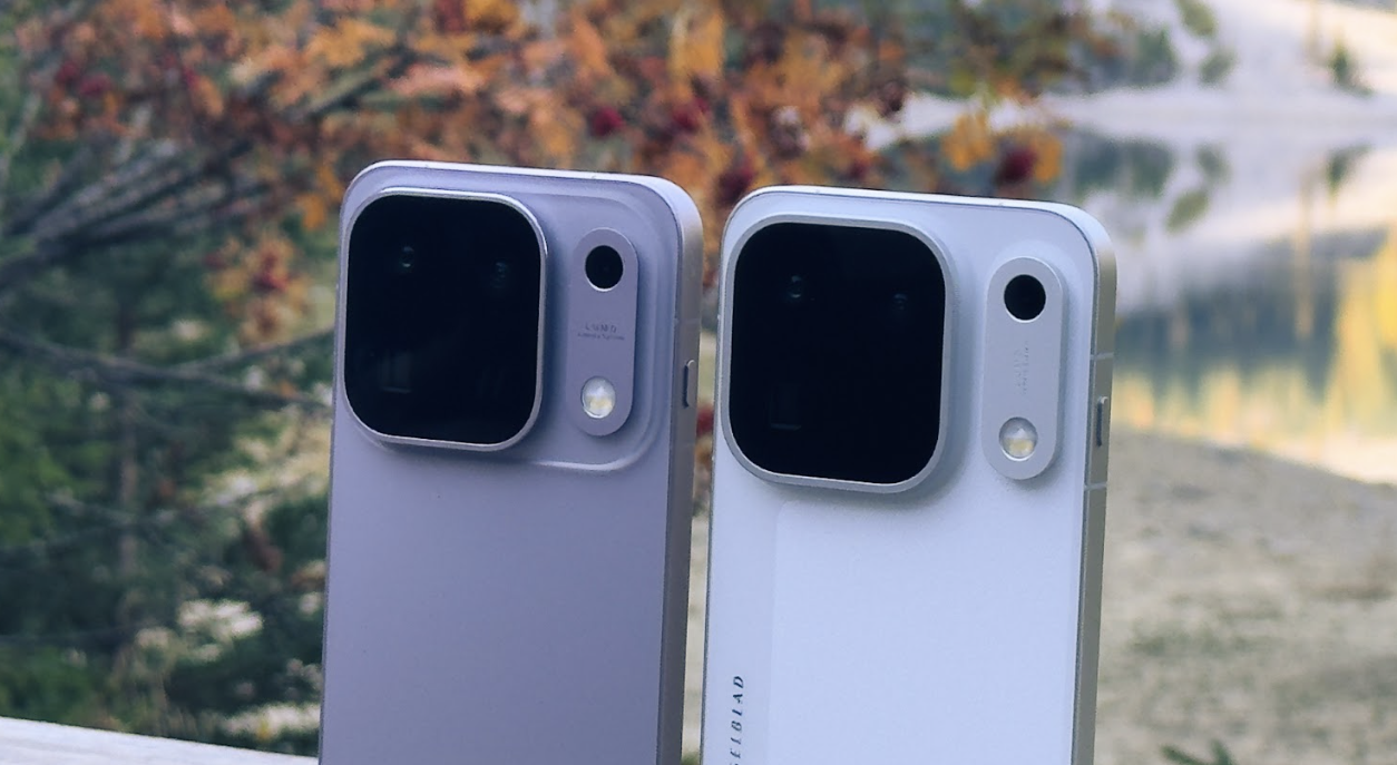 Primer plano de los módulos de cámara traseros de dos smartphones OPPO Find X10 Pro Max en colores lavanda y blanco.