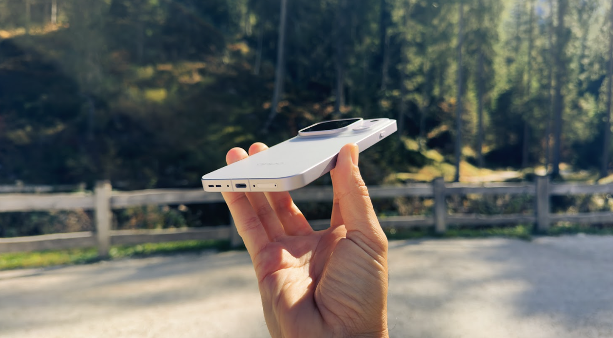 Vista del borde inferior del OPPO Find X10 Pro Max que muestra el puerto USB-C, el altavoz y el micrófono.
