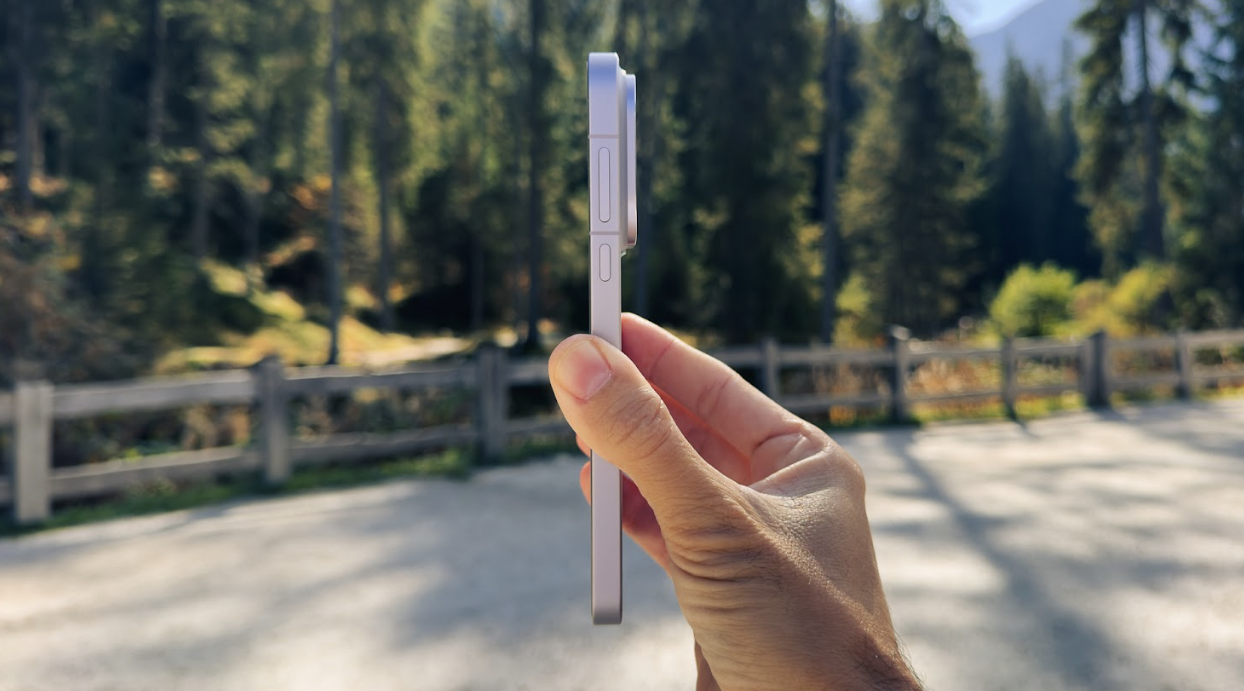 Vista lateral del OPPO Find X10 Pro Max que muestra el grosor del chasis y el relieve del módulo de cámaras.