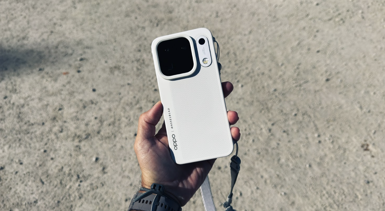 Mano sujetando un teléfono OPPO Find X10 Pro Max de color blanco con un módulo de cámaras cuadrado en el exterior.