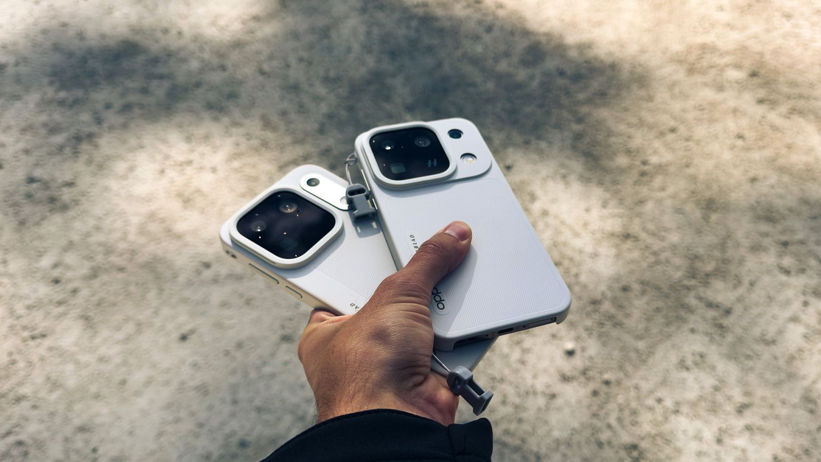 Parte trasera de dos teléfonos móviles OPPO Find X10 Pro Series en color blanco con su módulo de cámaras cuadrado.