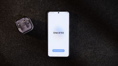 Pantalla frontal del Samsung Galaxy S26 FE con el logotipo de One UI 9.0 sobre fondo blanco.