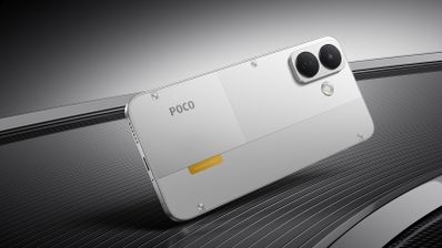 Vista trasera del teléfono inteligente POCO X8 en color blanco con su doble cámara y logotipo.