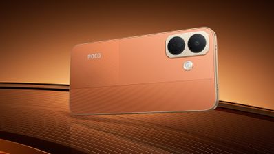 Parte trasera de un teléfono POCO X8 en color naranja con doble cámara y flash LED.