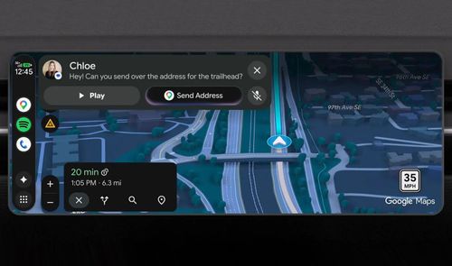 Interfaz de Android Auto en la pantalla de un coche mostrando una notificación de mensaje sobre el mapa de navegación.