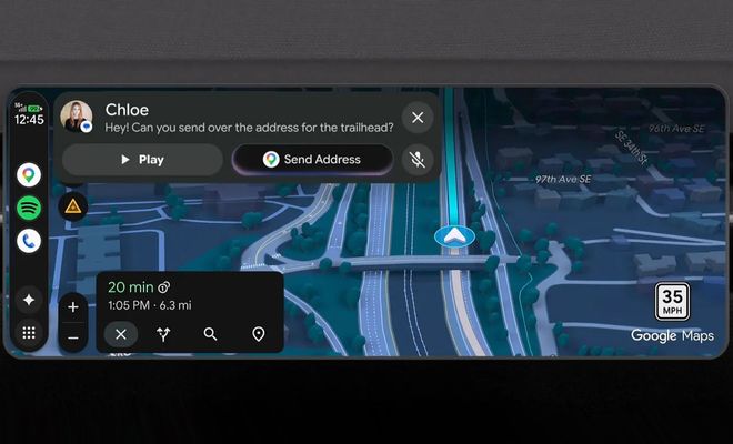 Interfaz de Android Auto en la pantalla de un coche mostrando una notificación de mensaje sobre el mapa de navegación.