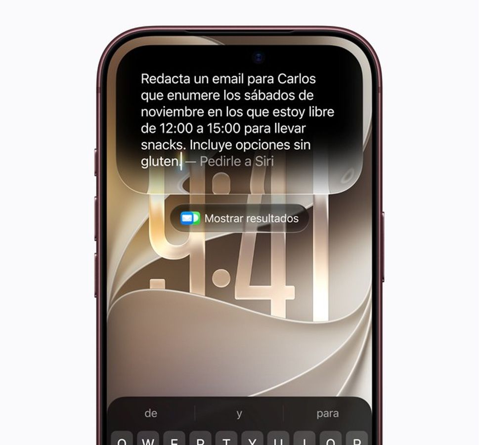 Interfaz de Siri en un smartphone mostrando una petición por escrito en español para redactar un correo electrónico.