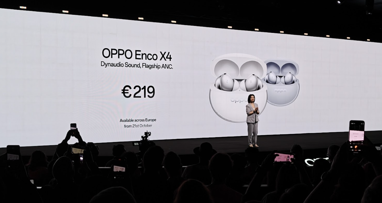 Presentación de los auriculares OPPO Enco X4 con su precio oficial en euros proyectado en una gran pantalla.
