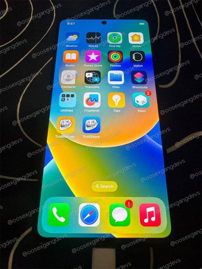 Pantalla de inicio de un smartphone Redmi Note 12 con interfaz y aplicaciones de iOS.