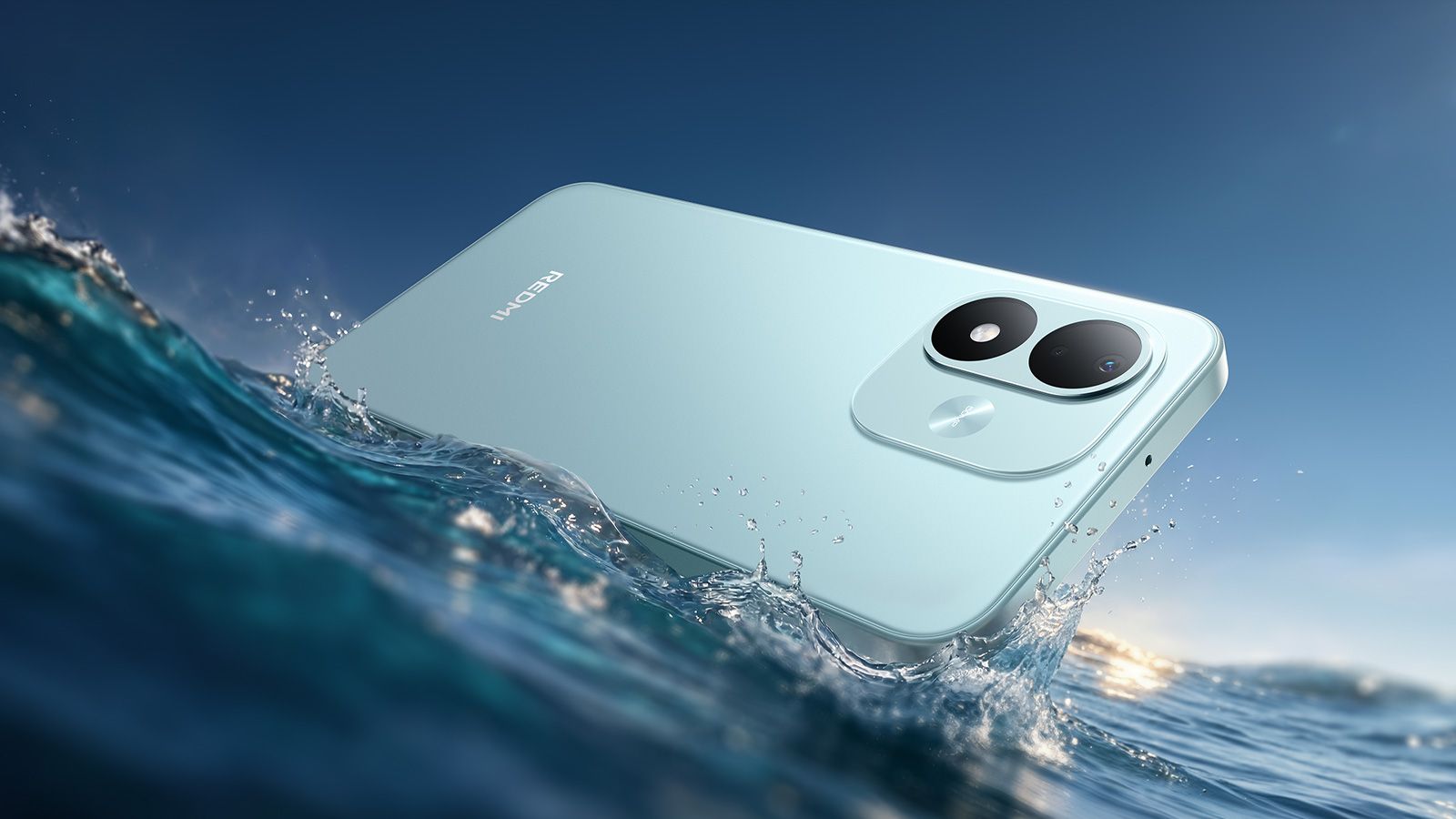 Parte trasera del Redmi Note 17 5G en color azul sobre el agua de mar en movimiento.