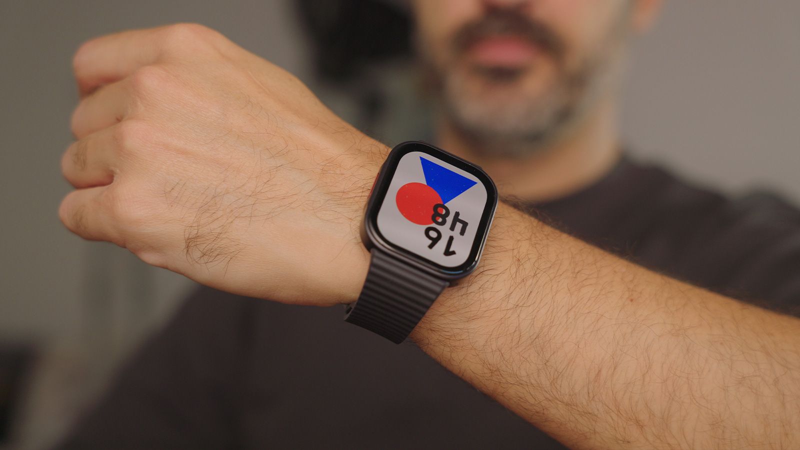 Primer plano del Redmi Watch 6 Lite con una esfera de reloj colorida en la muñeca de un usuario.