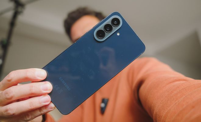 Parte trasera de un teléfono Samsung Galaxy A57 5G en color azul oscuro con tres cámaras verticales.