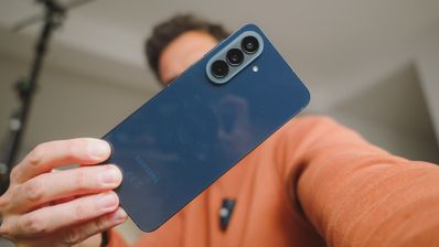 Parte trasera de un teléfono Samsung Galaxy A57 5G en color azul oscuro con tres cámaras verticales.