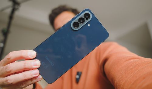 Parte trasera de un teléfono Samsung Galaxy A57 5G en color azul oscuro con tres cámaras verticales.