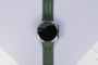 Reloj inteligente Watch-Ultra2 con correa deportiva verde y esfera circular visto desde arriba.