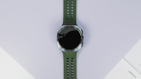 Reloj inteligente Watch-Ultra2 con correa deportiva verde y esfera circular visto desde arriba.