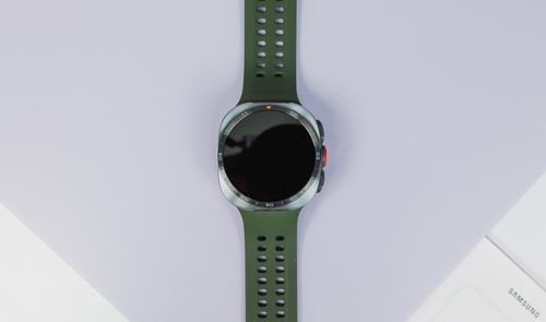 Reloj inteligente Watch-Ultra2 con correa deportiva verde y esfera circular visto desde arriba.