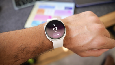 Primer plano del Samsung Galaxy Watch9 en una muñeca mostrando la medición de frecuencia cardíaca en pantalla.