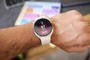 Primer plano del Samsung Galaxy Watch9 en una muñeca mostrando la medición de frecuencia cardíaca en pantalla.