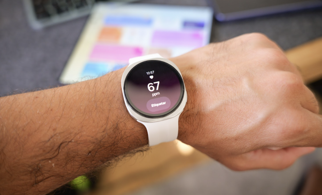 Primer plano del Samsung Galaxy Watch9 en una muñeca mostrando la medición de frecuencia cardíaca en pantalla.