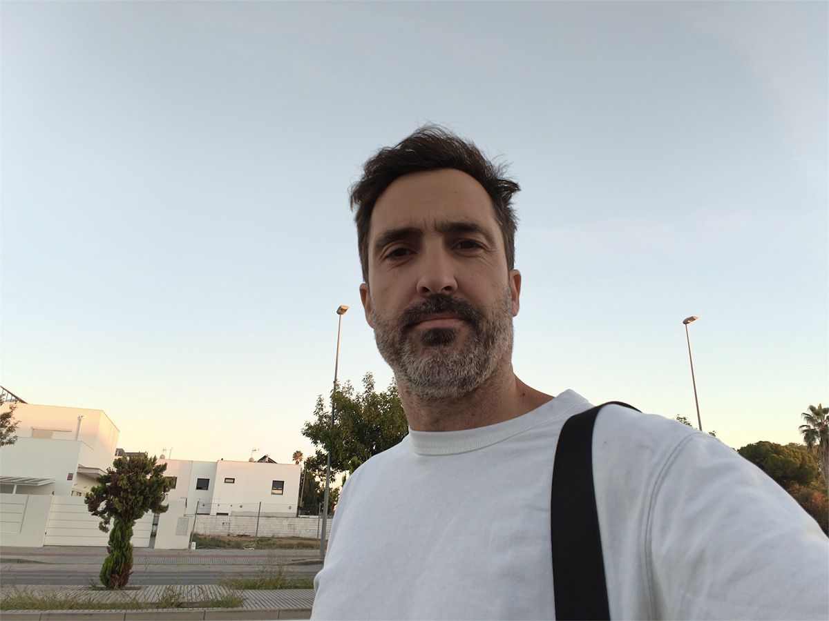 Autorretrato en exteriores capturado con la cámara frontal del vivo-X500 Pro Max.