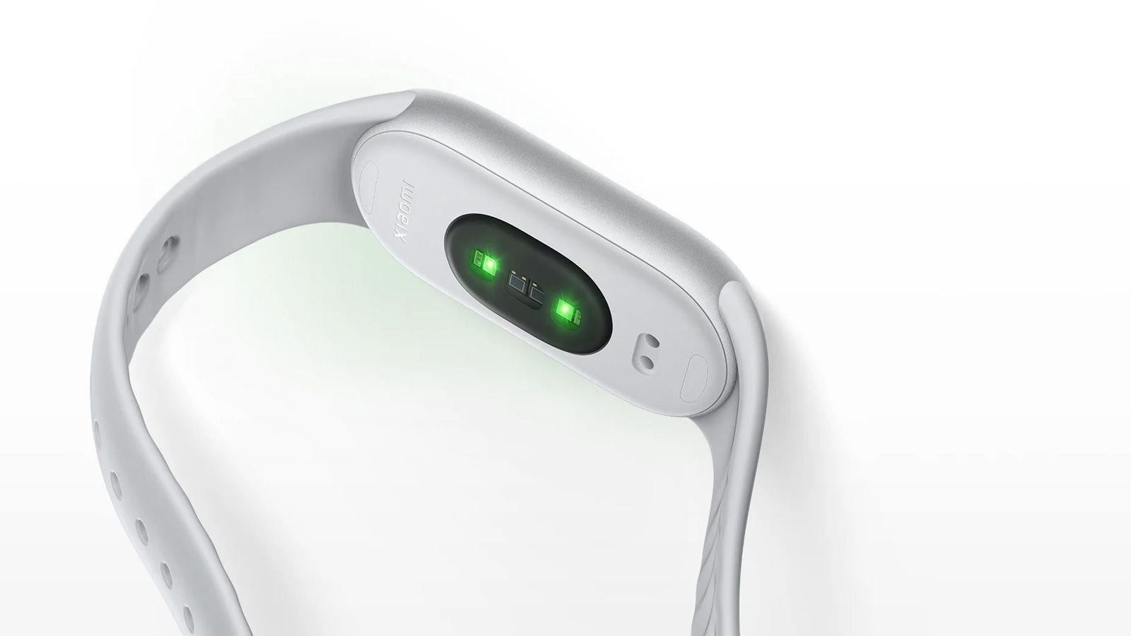 Parte posterior de la Xiaomi Smart Band 11 con los sensores de frecuencia cardíaca iluminados en color verde.