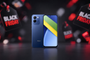 Teléfono POCO de color azul rodeado de etiquetas de descuento de Black Friday.