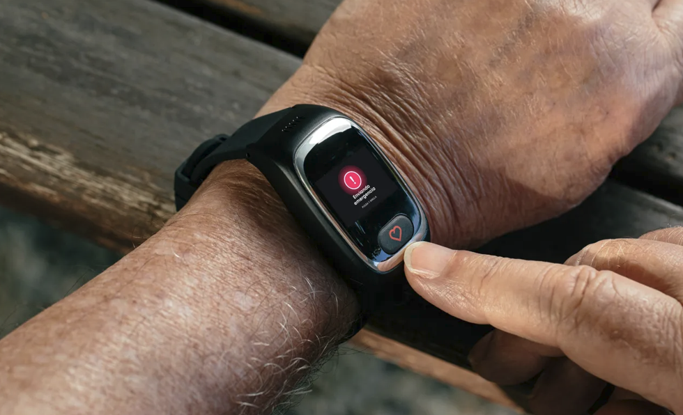 Persona pulsando el botón de emergencia con icono de corazón en un Smartwatch de Durcal colocado en la muñeca.