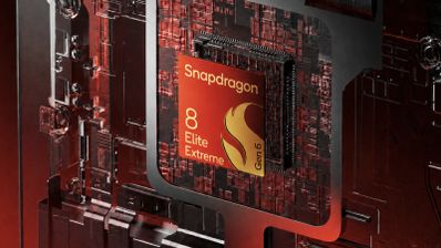 Primer plano de un procesador Snapdragon 8 Elite Extreme Gen 6 montado sobre una placa de circuitos con iluminación rojiza.